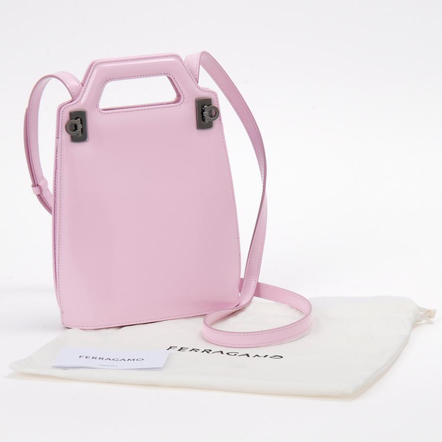 フェラガモ　ショルダーバッグ ガンチーニ ショルダーバッグ - メンズ | Ferragamo