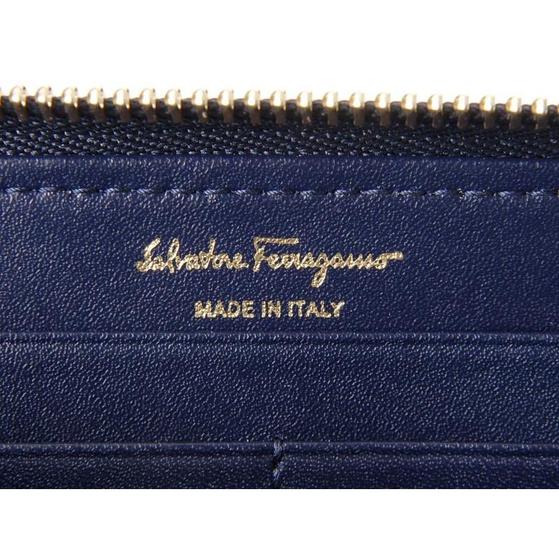 細い方にFerragamo フェラガモ レディース　ネイビ ーレザーベルト 細い方にFerragamo フェラガモ レディース ネイビ ーレザーベルト