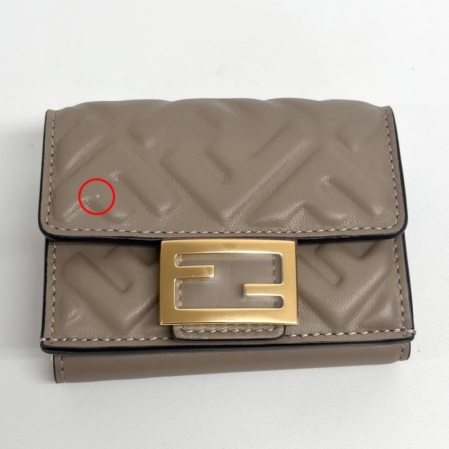ボーナスストアPlus10％対象店 訳あり 正面左側にキズあり FENDI フェンディ 三つ折り財布 レディース グレージュ 8M0395 AAJD F0E65 TRI FOLD WALLETの画像
