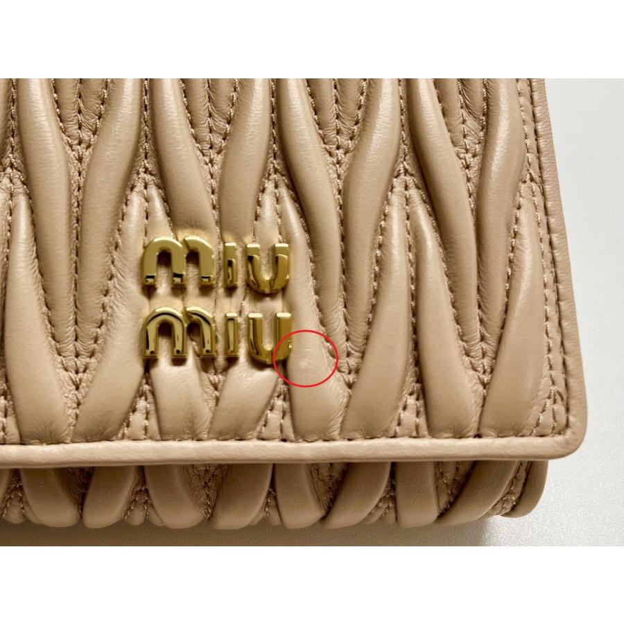 訳あり 正面ロゴ右下に革はがれあり MIU MIU ミュウミュウ 三つ折り