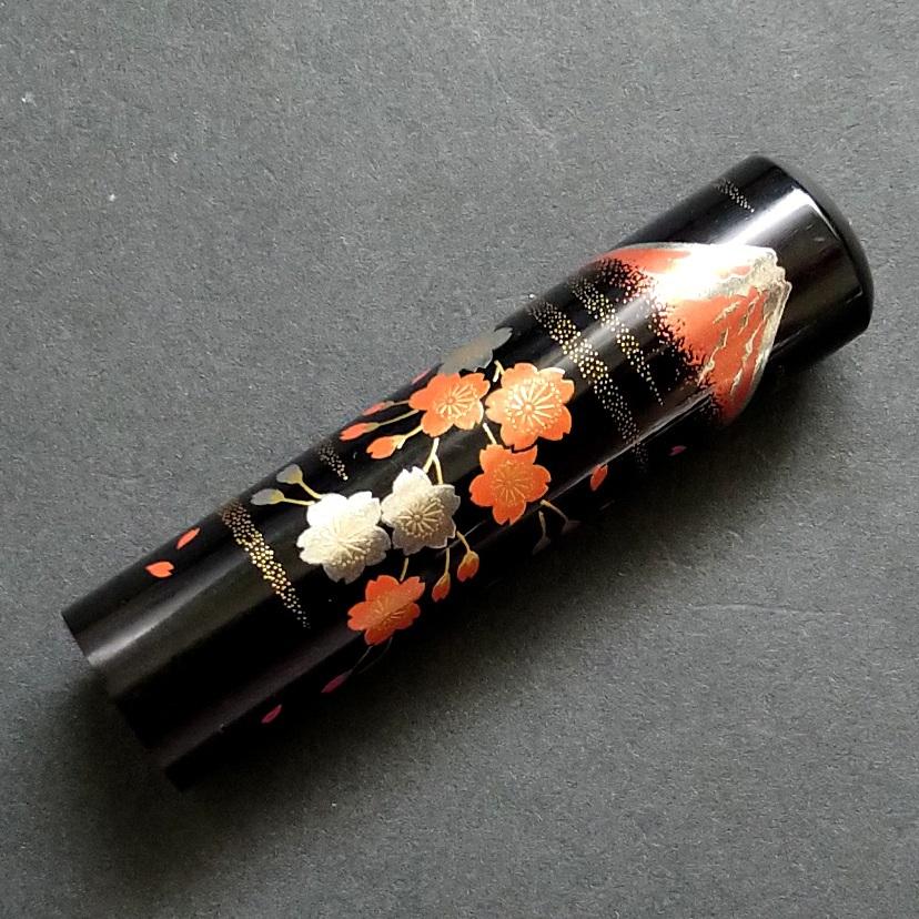 芯持黒水牛印鑑セット　13.5・15mm　蒔絵(富士と桜)　ケース・印鑑箱付き_1