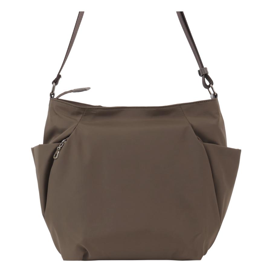 Y'SACCS（イザック） ショルダーバッグ B4 撥水 ナイロンタフタ 20-040