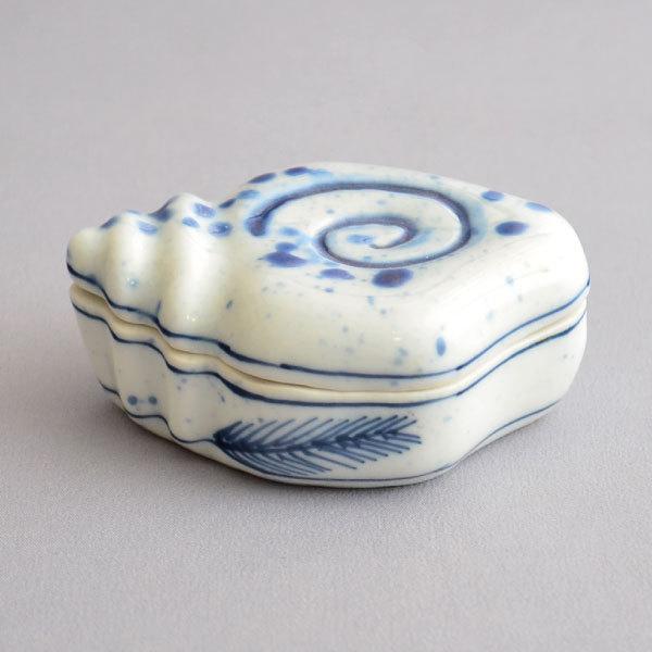 香合 茶道具 手塚祥堂 作 染付横貝香合 : 茶道具専門店 (有)菊池 香合 茶道具 手塚祥堂 作 染付横貝香合 : 茶道具専門店 (有)菊池