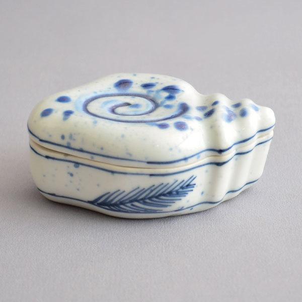 香合 茶道具 手塚祥堂 作 染付横貝香合 : 茶道具専門店 (有)菊池 香合 茶道具 手塚祥堂 作 染付横貝香合 : 茶道具専門店 (有)菊池