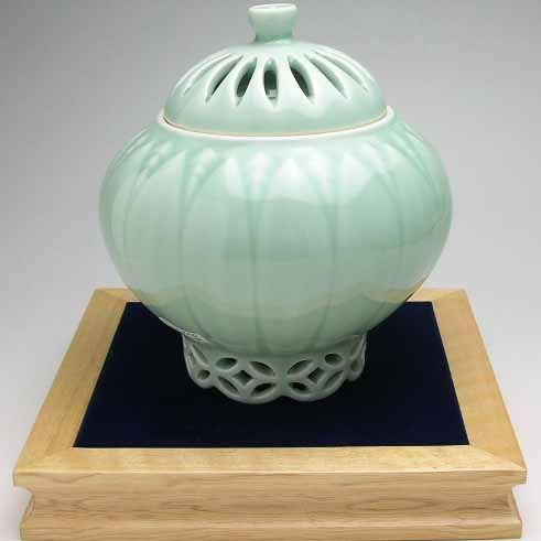 有田焼 大秀作 青磁菊彫香炉（木箱入） （saiky-k91-01224）作家 : 器