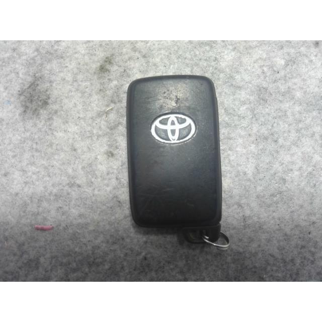 アクア DAA-NHP10 キーレスリモコン スマートキー 89904-47170