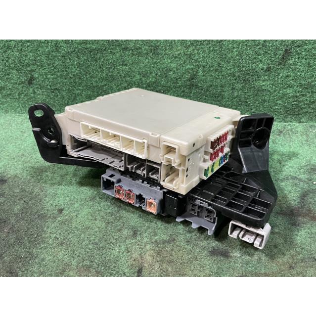 ヴェルファイア DBA-ANH20W ヒューズボックス 2.4Z 7人 202 82730