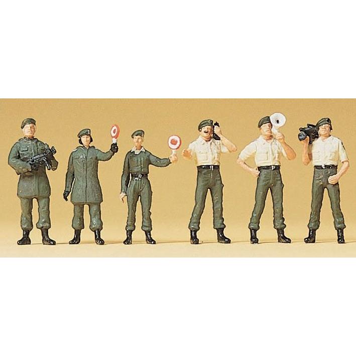 交通整理中の機動隊員 ：プライザー 塗装済完成品 HO(1/87) 10394