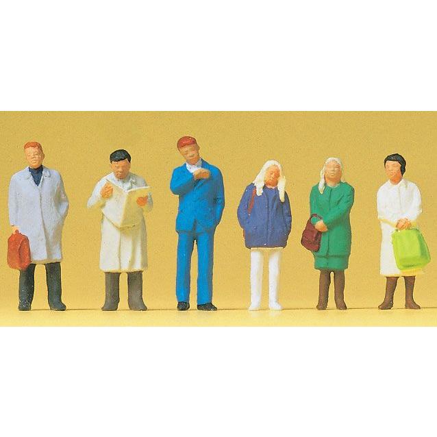 まち 待っている旅行者 ：プライザー 塗装済完成品 HO(1/87) 14071 : さか