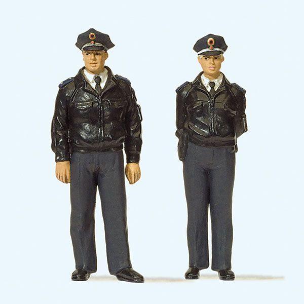 男女の立っているドイツ連邦警察官（ブルー） ：プライザー 塗装済完成