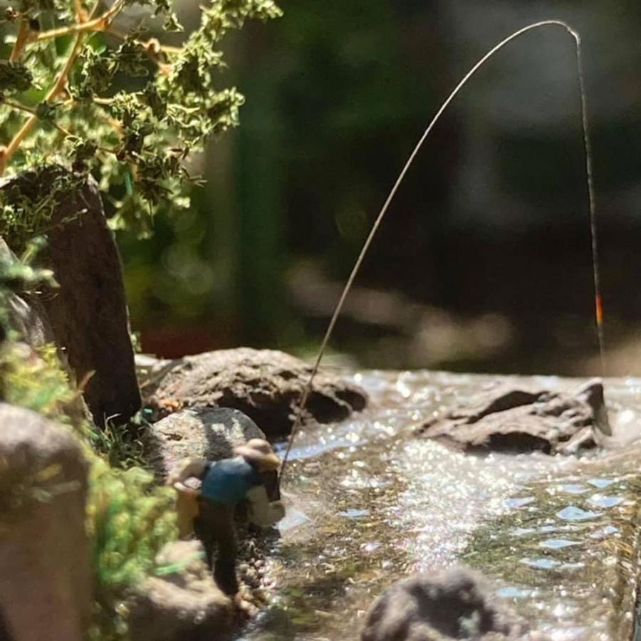 渓流釣りをする老人 ：Art Stage K 塗装済完成品 1/150サイズ : さか