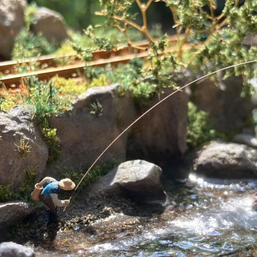 渓流釣りをする老人 ：Art Stage K 塗装済完成品 1/150サイズ : さか