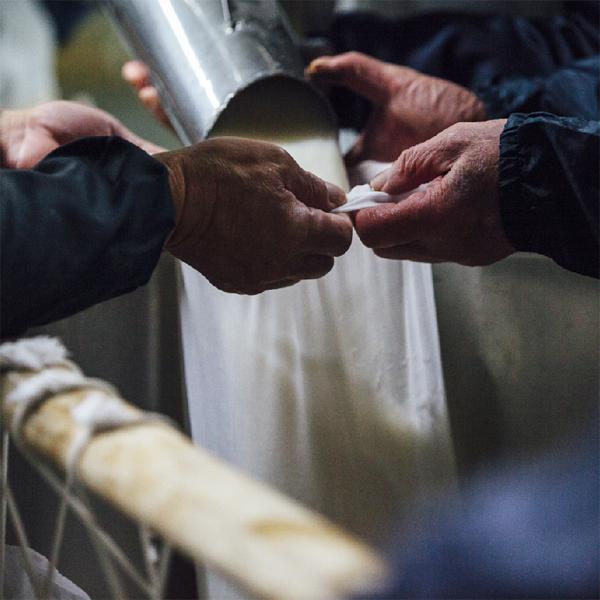 【究極の日本酒！山田錦100％精米歩合32％！】　賀茂鶴　大吟醸　吟凛雅(ぎんりんが)　袋搾り　山田錦100％　精米歩合32％　900ml(蔵純正箱付き)　 | 賀茂鶴 | 02