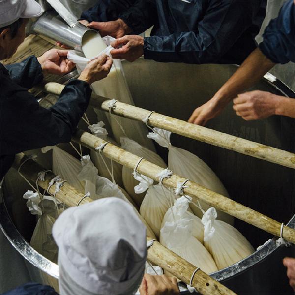 【究極の日本酒！山田錦100％精米歩合32％！】　賀茂鶴　大吟醸　吟凛雅(ぎんりんが)　袋搾り　山田錦100％　精米歩合32％　900ml(蔵純正箱付き)　 | 賀茂鶴 | 03