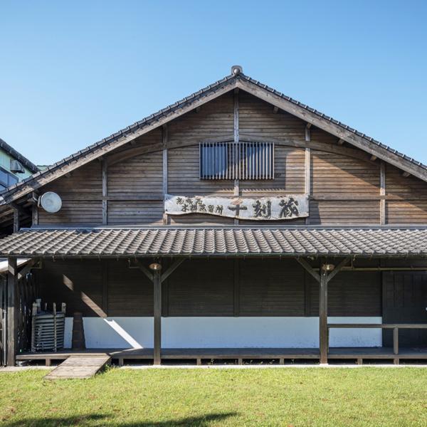 【完全手造り蔵！あの村尾と同じ木桶蒸留機を使用！】　千亀女　甕壷仕込み　木桶蒸留　甕壷貯蔵　麦焼酎　25度　720ml(麦)(箱付き) | 若潮酒造 | 01