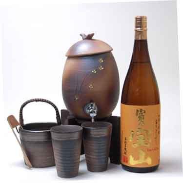 信焼・明山窯 焼酎サーバー 火色金小紋 2200ｃｃ(専用木台付き)+萬古焼き備前金彩氷4点セット+西酒造 富乃宝山 25度