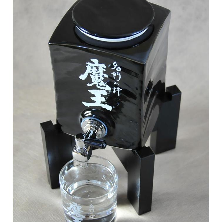 魔王 白玉醸造 魔王720mlの桐箱入り + 魔王グッズ 魔王焼酎 魔王 白玉醸造 魔王720mlの桐箱入り + 魔王グッズ 魔王焼酎