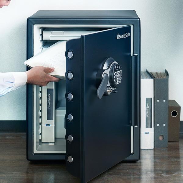 Sentry セントリー JTW205GGL ブラック ビッグボルトシリーズ 耐火 耐水 金庫 容量約56.6L 2時間耐火 テンキー式 ダブルロックタイプ 床固定可 メディア耐火の画像