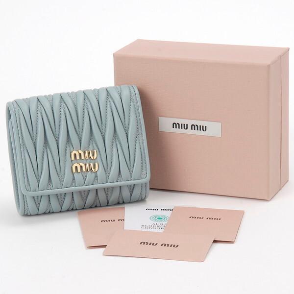 ✨極美品　付属品あり✨ミュウミュウ　三つ折り　パール　ビジュー　マトラッセ　ロゴ ✨極美品 付属品あり✨ミュウミュウ 三つ折り パール ビジュー