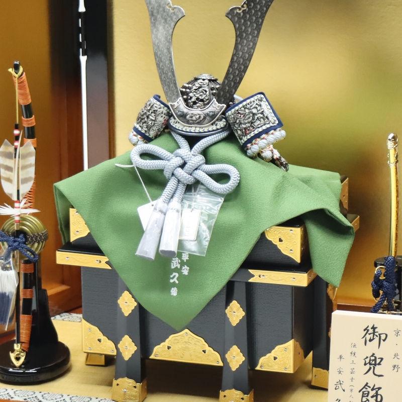 五月人形 兜飾り平飾 武久作 8号 京甲冑 金屏風 2024-yb071 幅55cm