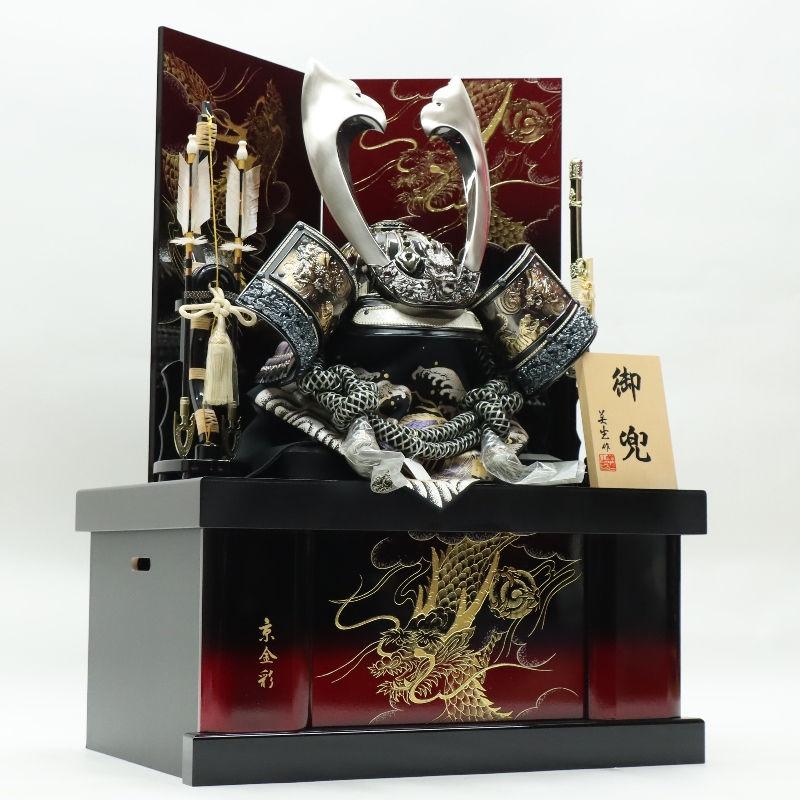 【美品】五月人形 兜飾り ガラスケース入り 美光作　黒銀色　高級　25号　着用兜 五月人形 兜飾り収納飾 美光作 25号 着用兜 京金彩双竜 2024-yb083 幅