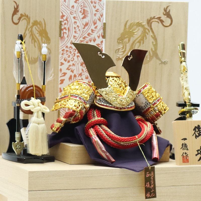 五月人形 兜飾り収納飾 一徳作 8号 白木朱龍金彩 2024-yb104 幅37cm