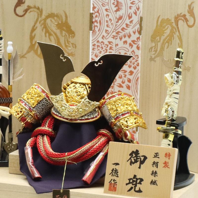 五月人形 兜飾り収納飾 一徳作 8号 白木朱龍金彩 2024-yb104 幅37cm