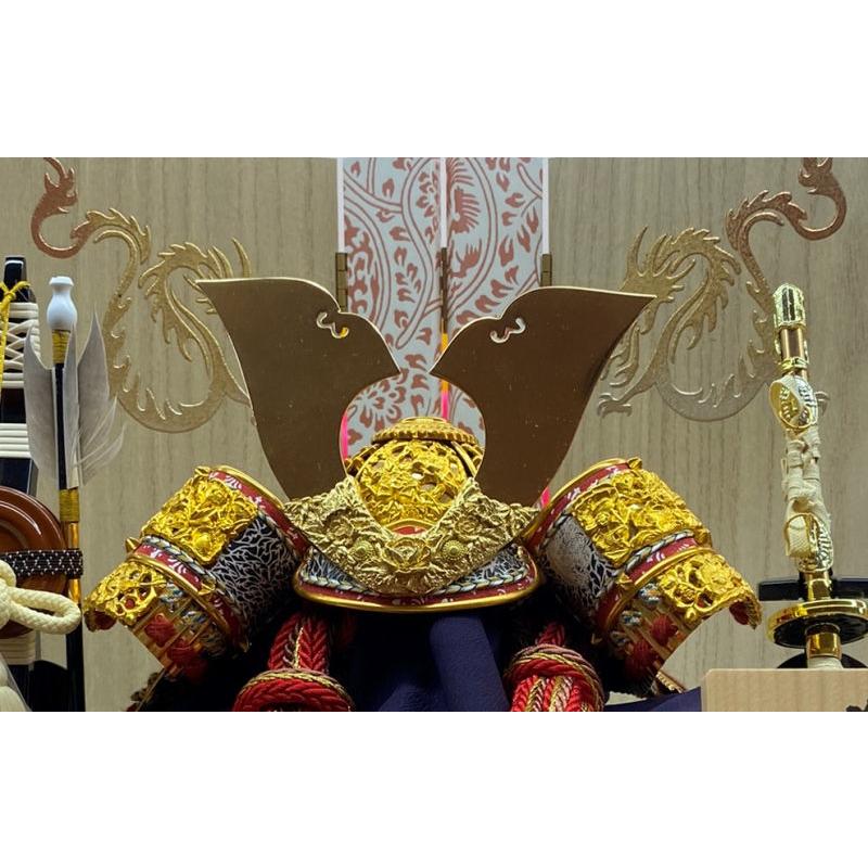 五月人形 兜飾り収納飾 一徳作 8号 白木朱龍金彩 2024-yb104 幅37cm