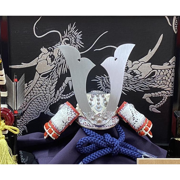 五月人形 兜飾り平飾 加藤良作 1/4号 銀双竜衝立 2024-yb137 幅38cm