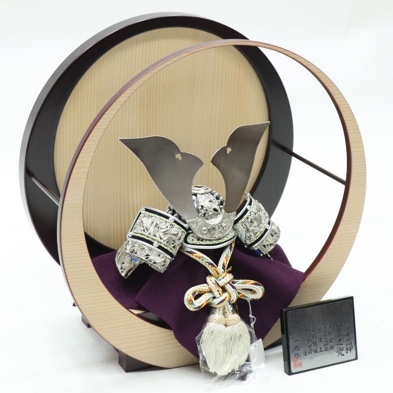 五月人形 兜飾り平飾 一徳作 8号 竹雀の兜 プラチナ 円型柾ワイン 2024