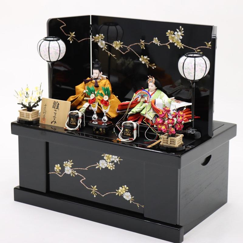 雛人形 親王収納飾 琴音 芥子 2人 幅60cm 黄櫨染（こうろぜん） 金彩桜 黒塗_3