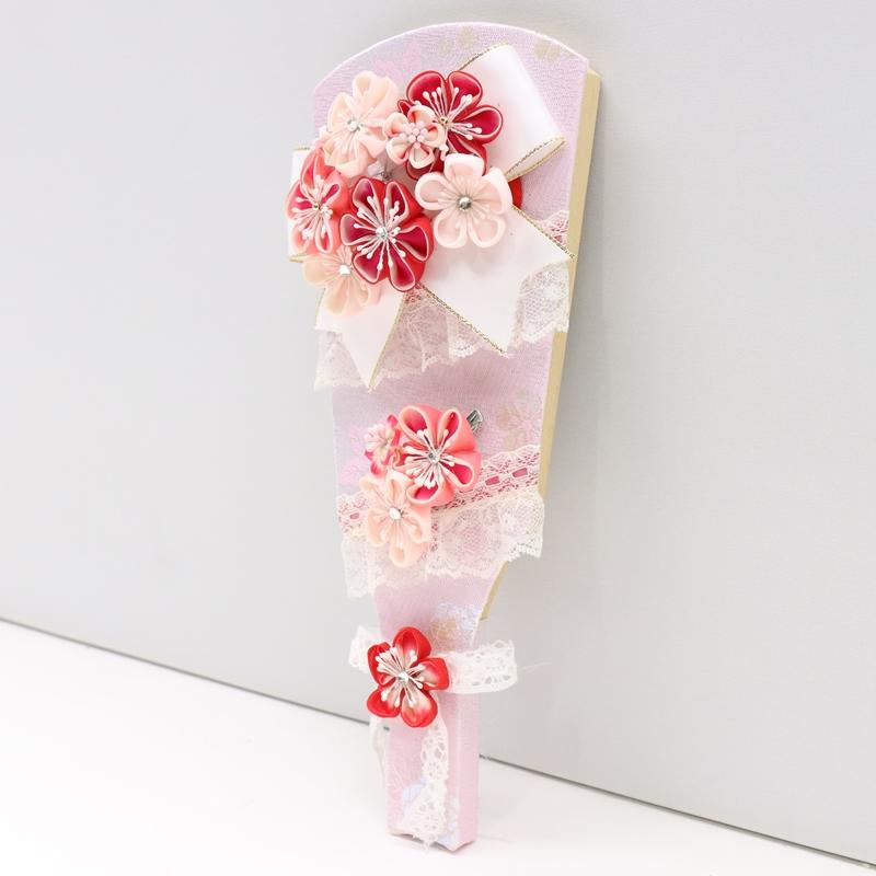 羽子板 壁掛 ケース飾り 結愛 9号サイズ 高さ33cm つまみ細工（赤） 自立タイプ アイボリー塗りの画像