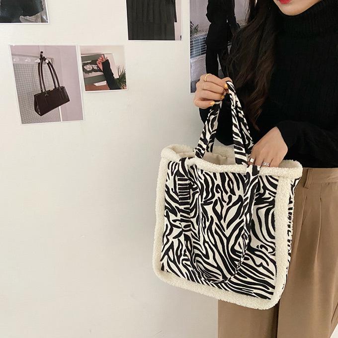 アニマル 小花 トートバッグ ボア 縁取り 四隅 ゼブラ 牛 カウ ヒョウ