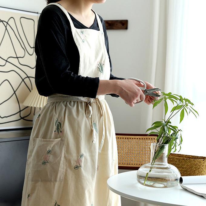 【新品未使用】POTECHINO 花柄刺繍長袖エプロン　白色ベージュ ポテチーノ エプロン 刺繍 通販 花柄 北欧 撥水 刺繍エプロン Aライン