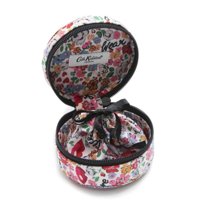 キャスキッドソン Cath Kidston ポーチ 丸型 小物入れ アクセサリーケース 1021677 106192118235102 ROUND TRINKET BOX BRAVE SOUL CREAM｜salada-bowl｜03