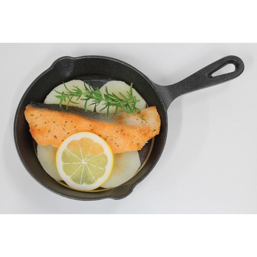 食品サンプル　スキレット用サーモン　６インチ　１５センチ　販促物　インテリア  アウトドア　 |  | 01