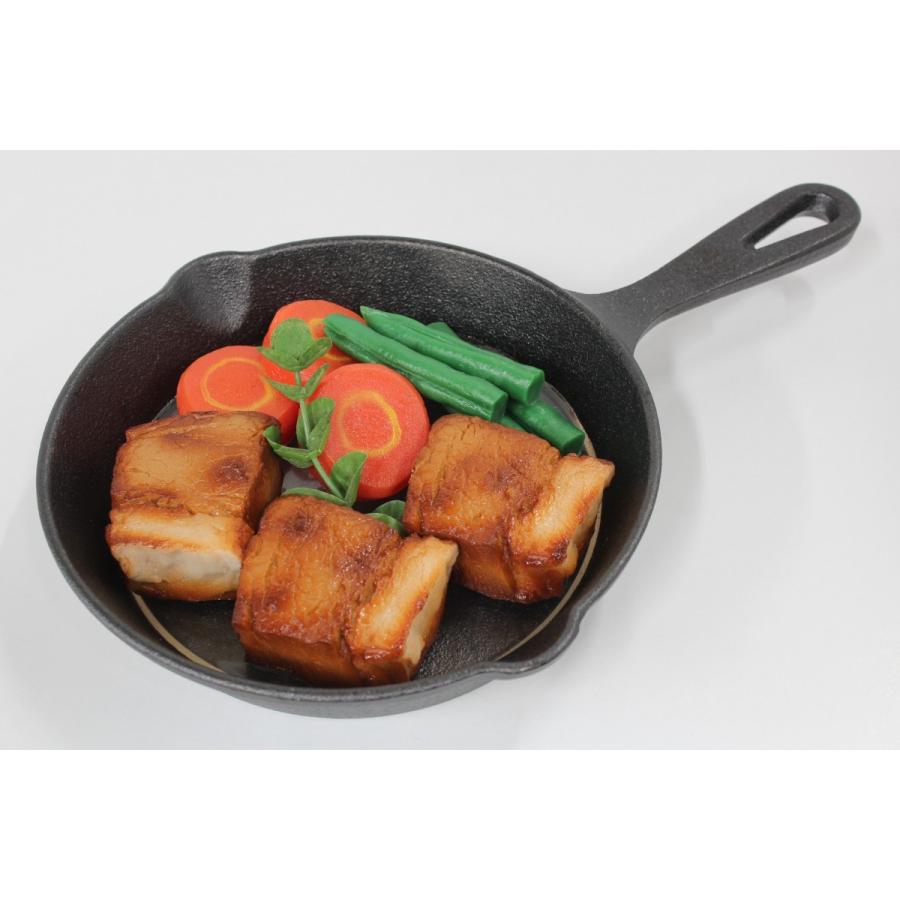 食品サンプル　スキレット用ステーキ　６インチ　１５センチ　販促物　インテリア  アウトドア　 | 