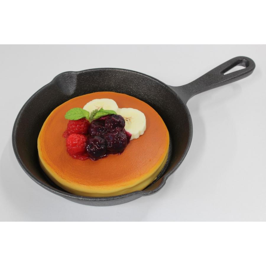 食品サンプル　スキレット用パンケーキ　６インチ　１５センチ　販促物　インテリア  アウトドア　 | 