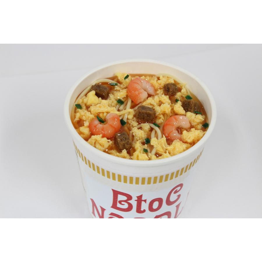 カップラーメンの空き容器にはめられる食品サンプルのラーメン　しょうゆ | 