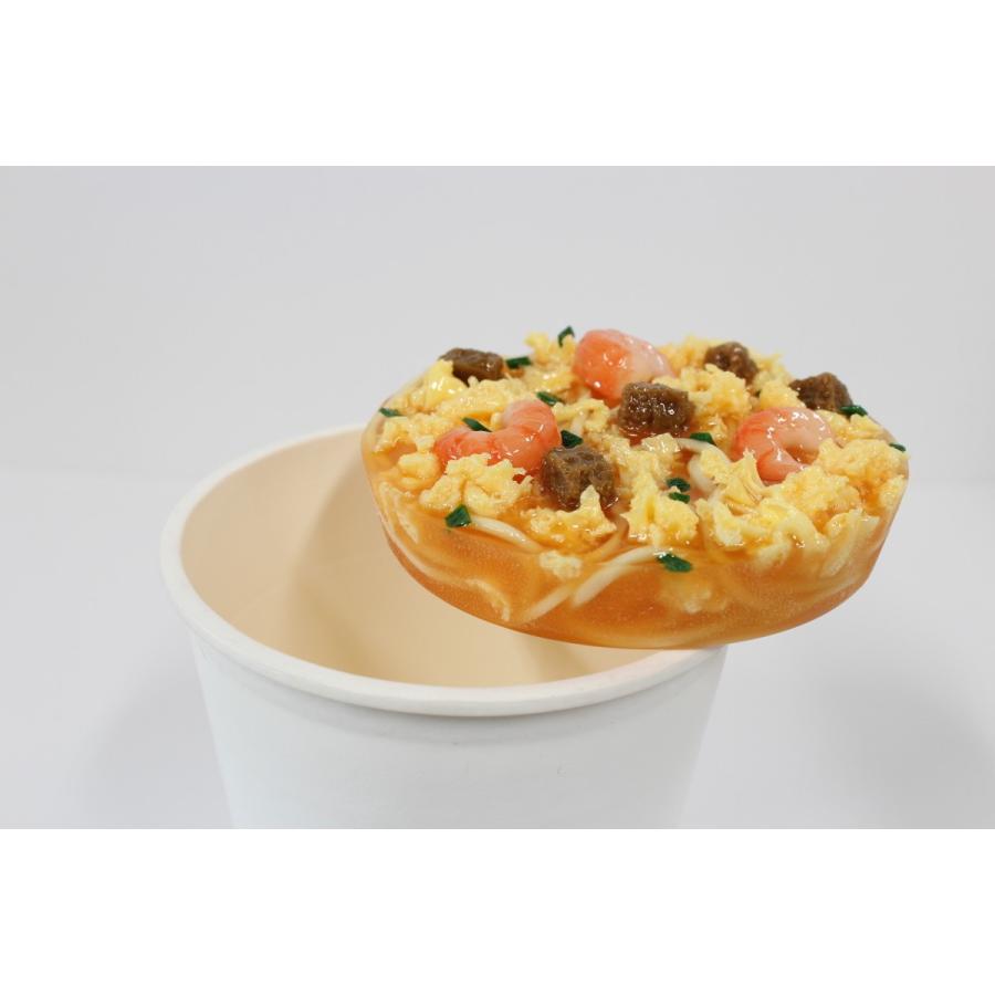 カップラーメンの空き容器にはめられる食品サンプルのラーメン　しょうゆ |  | 01