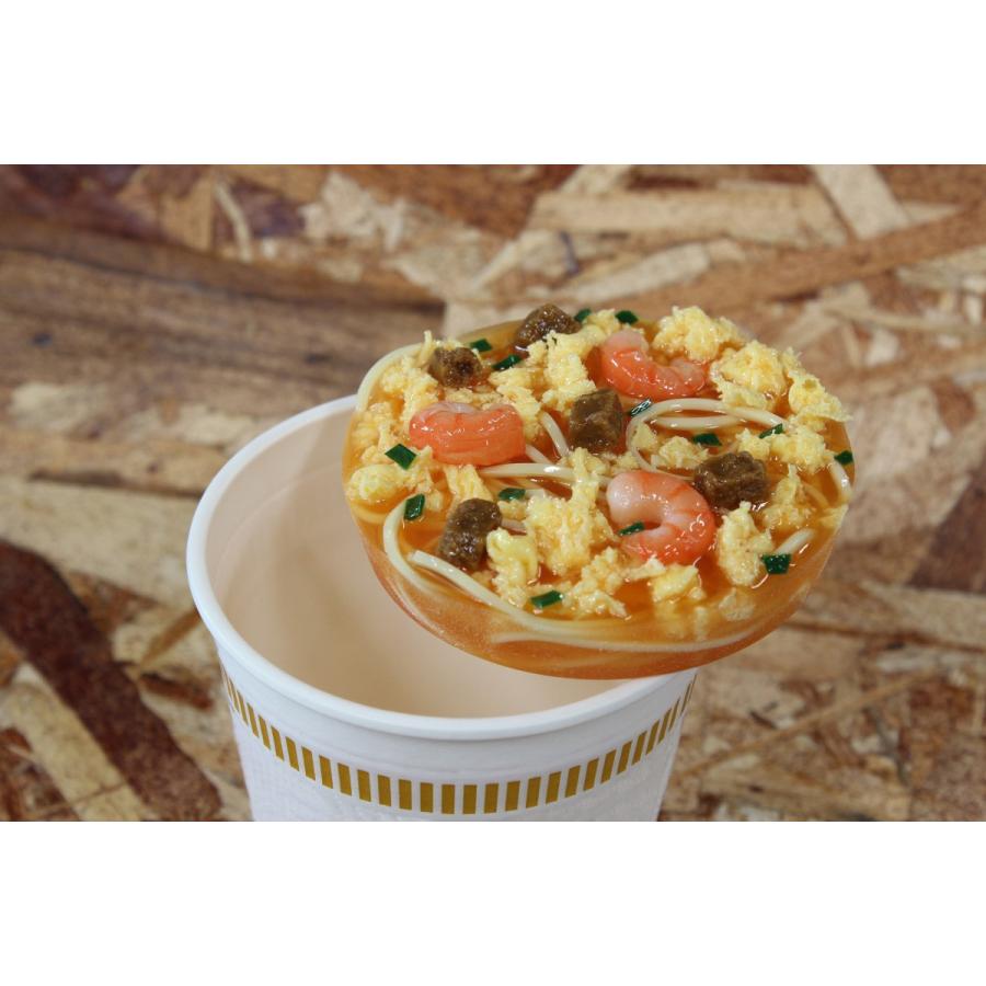 カップラーメンの空き容器にはめられる食品サンプルのラーメン　しょうゆ |  | 04