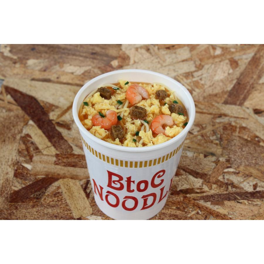 カップラーメンの空き容器にはめられる食品サンプルのラーメン　しょうゆ |  | 05