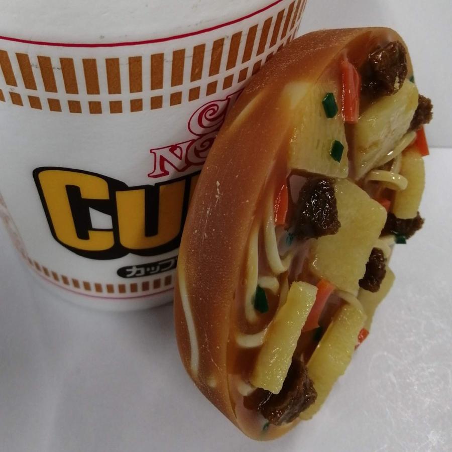 カップラーメンの空き容器にはめられる食品サンプルのラーメン　カレー味 |  | 02