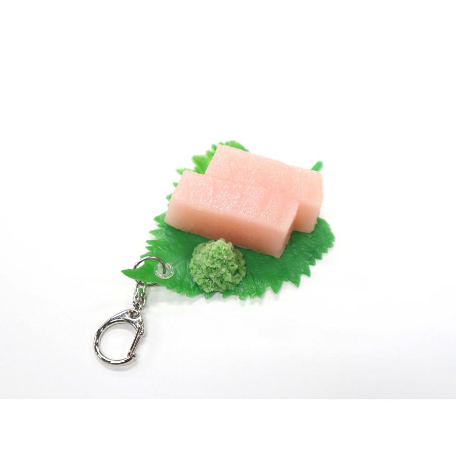食品サンプル　キーホルダー 　お造り 2貫（大葉＆わさび付き）刺身（カジキ） | 