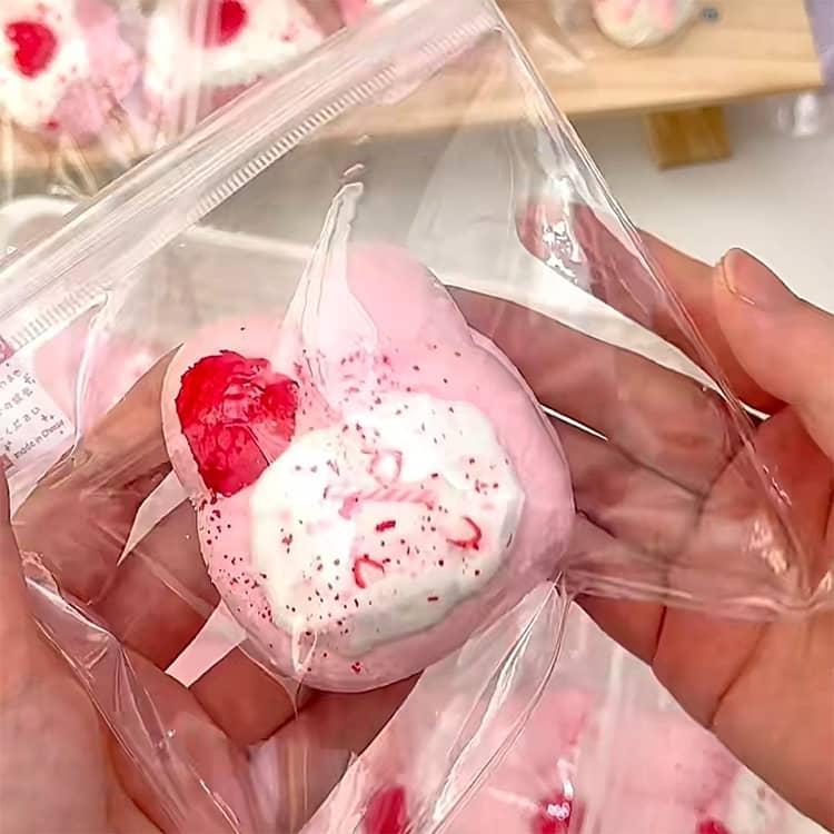 いちご スクイーズ メロジョイ 低反発 ワッフル 哺乳瓶 肉球 猫の爪