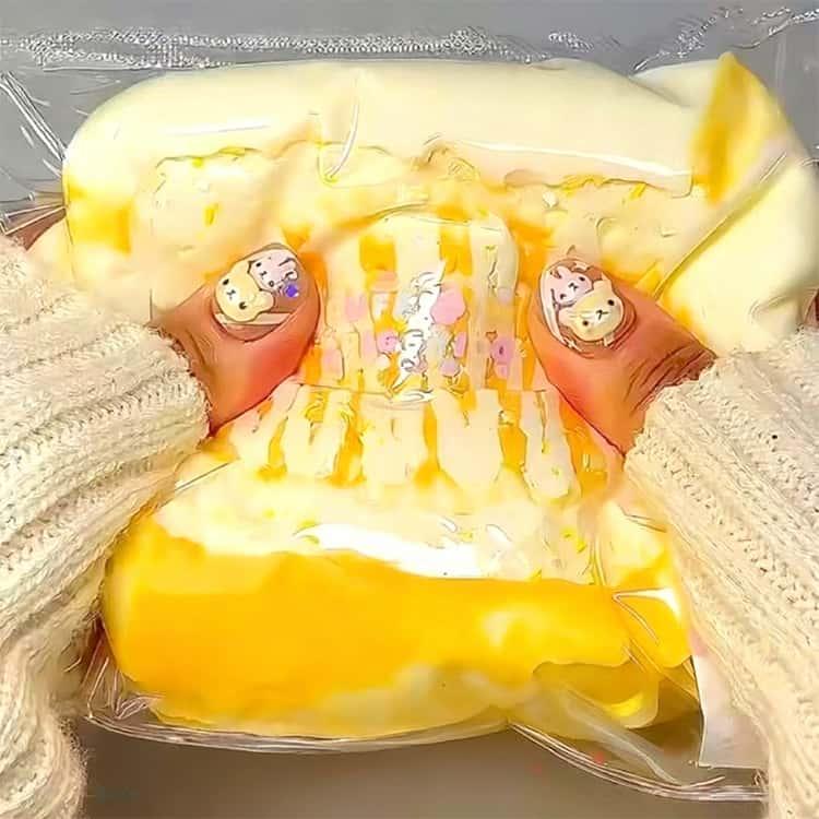 コーンチーズパン スクイーズ ぷにぷにおもちゃ 水感スクイーズ
