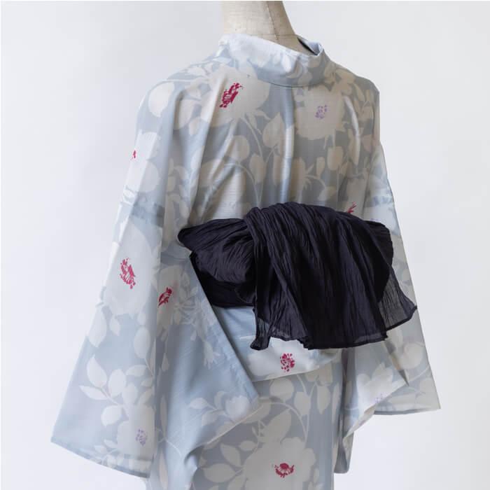 【新品未使用】さんびゆかた＜テトロン使用・花文・東レ謹製＞着尺　化繊綿混紡　反物 ゆかた 古今 フラワーシルエット （グレー） 東レセオα乱絽 灰色