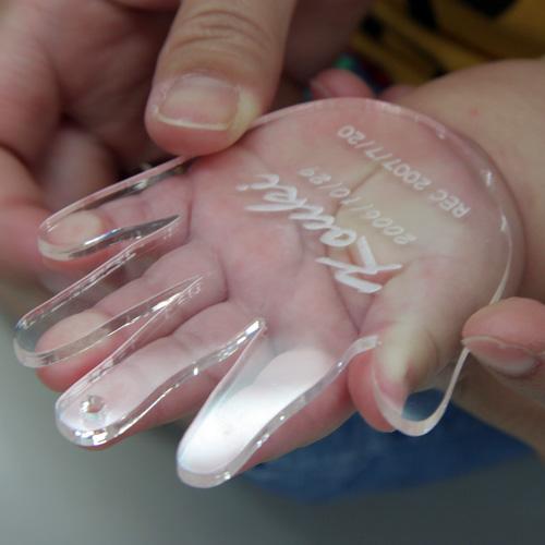 アウトライン メモリアル 手形（10cm角）新生児 1歳の誕生日手のひらの大きさを記録 出産祝い ギフト｜sancyokubin｜02