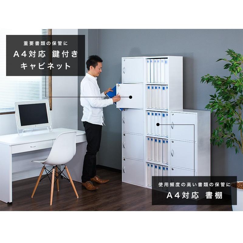 引き出しと本だなと扉がついた白クリーム色の棚パソコンを設置したり