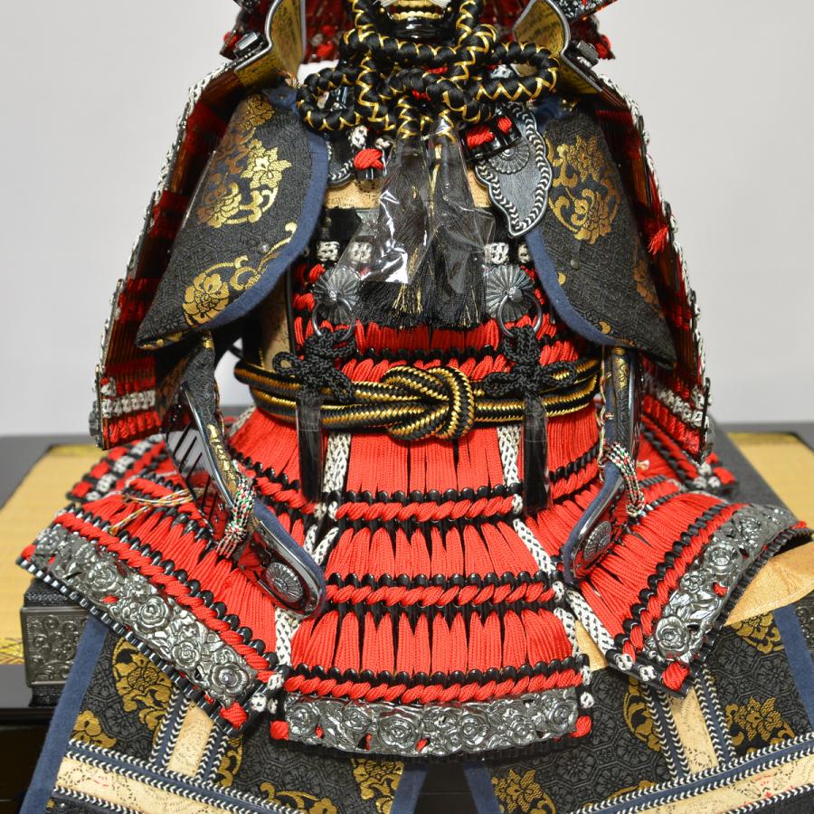 五月人形 収納鎧飾り 龍玉作 12号 黒地金赤縅鎧 : 人形の三信 五月人形 収納鎧飾り 龍玉作 12号 黒地金赤縅鎧 : 人形の三信
